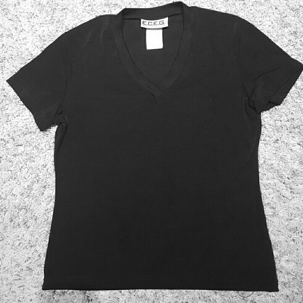 Black short sleeve v-neck shirt
